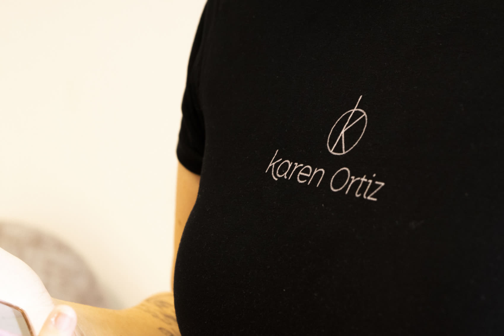 Uniforme con el logotipo de Karen Ortiz